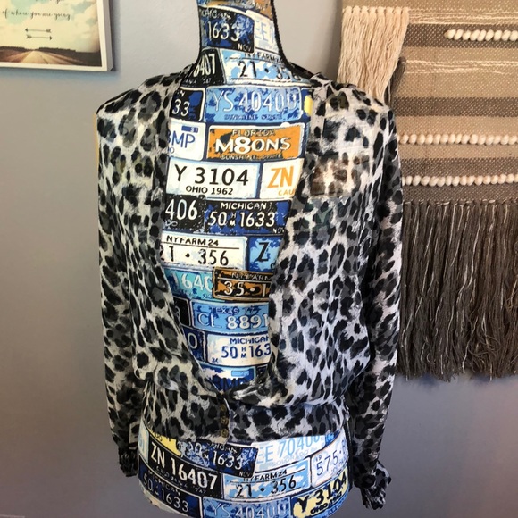 👑 Guess Cheetah Open Front Top XS - Picture 1 of 7